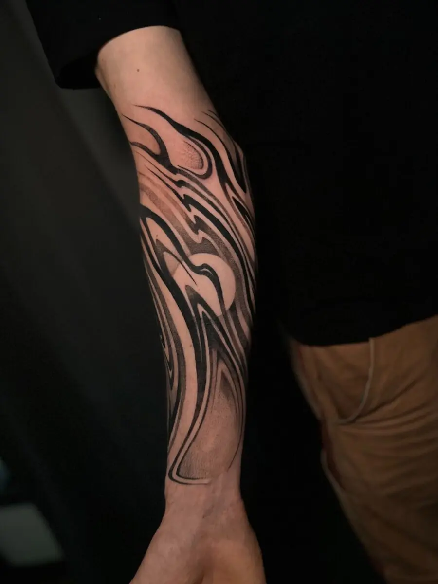 Dynamic swirls in a captivating half sleeve