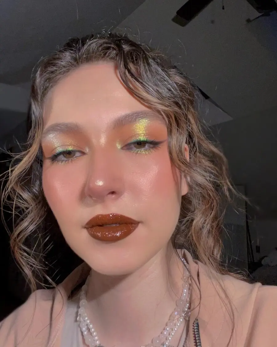 Glamorous halo eye with shimmering finish