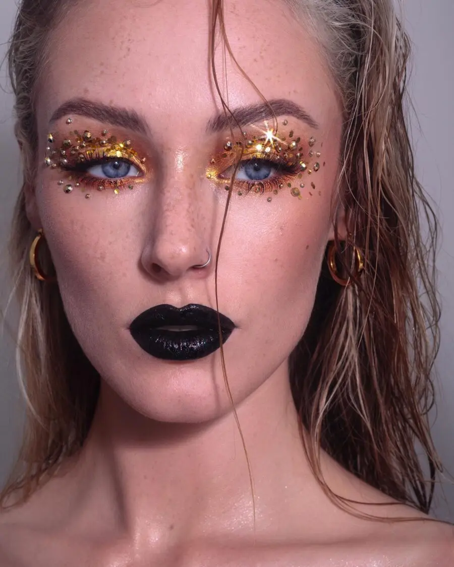 Stunning halo eye with bold black lips