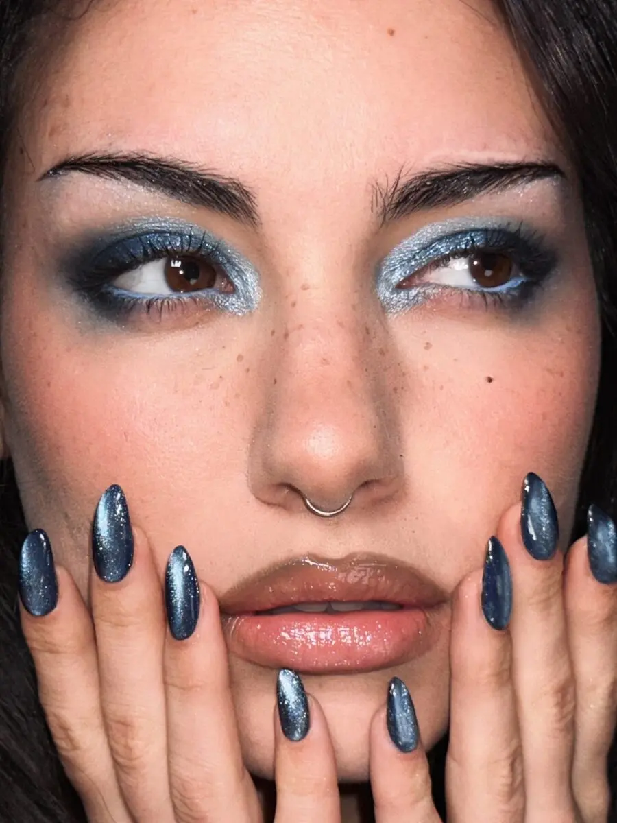 Stunning halo eye with shimmering blue hues