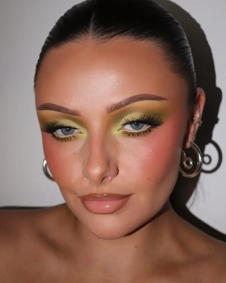 Vibrant halo eye with bold color contrast