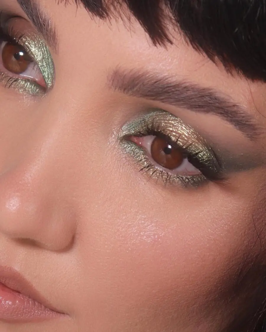 Glamorous halo eye with shimmering green tones