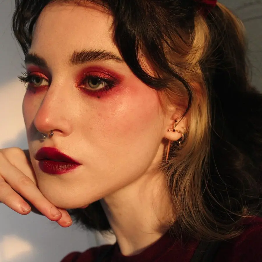 Bold halo eye with rich crimson tones