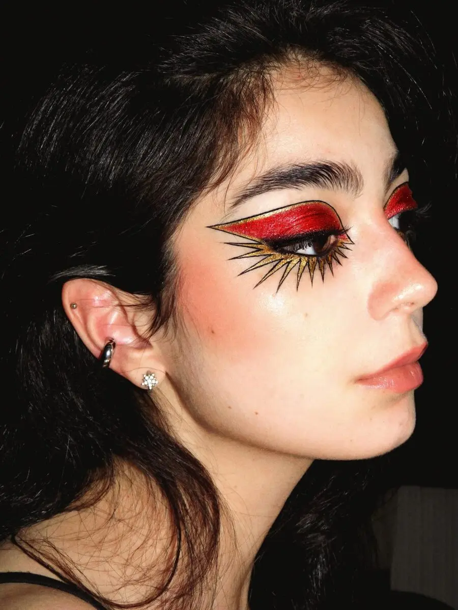 Striking halo eye makeup with dramatic flair