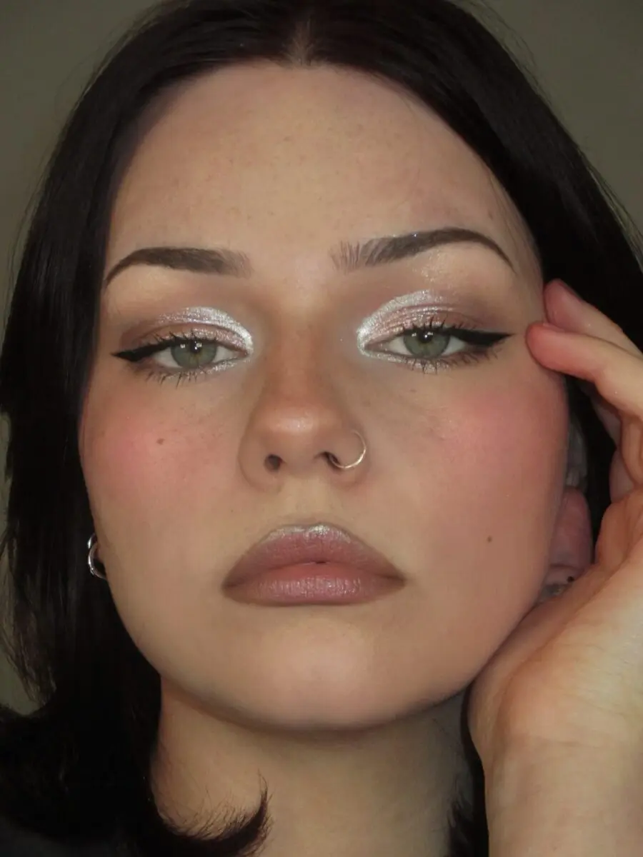 Stunning halo eye makeup with shimmering highlights