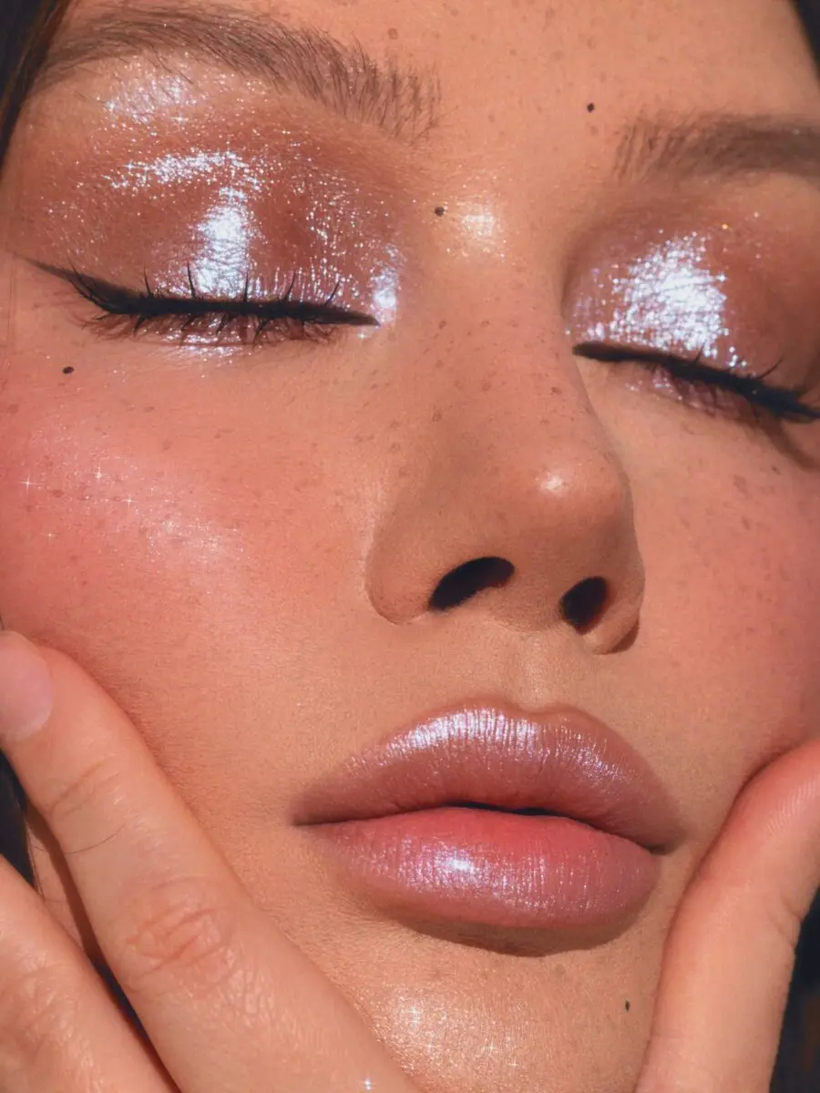 Radiant halo eyes with sparkling highlights