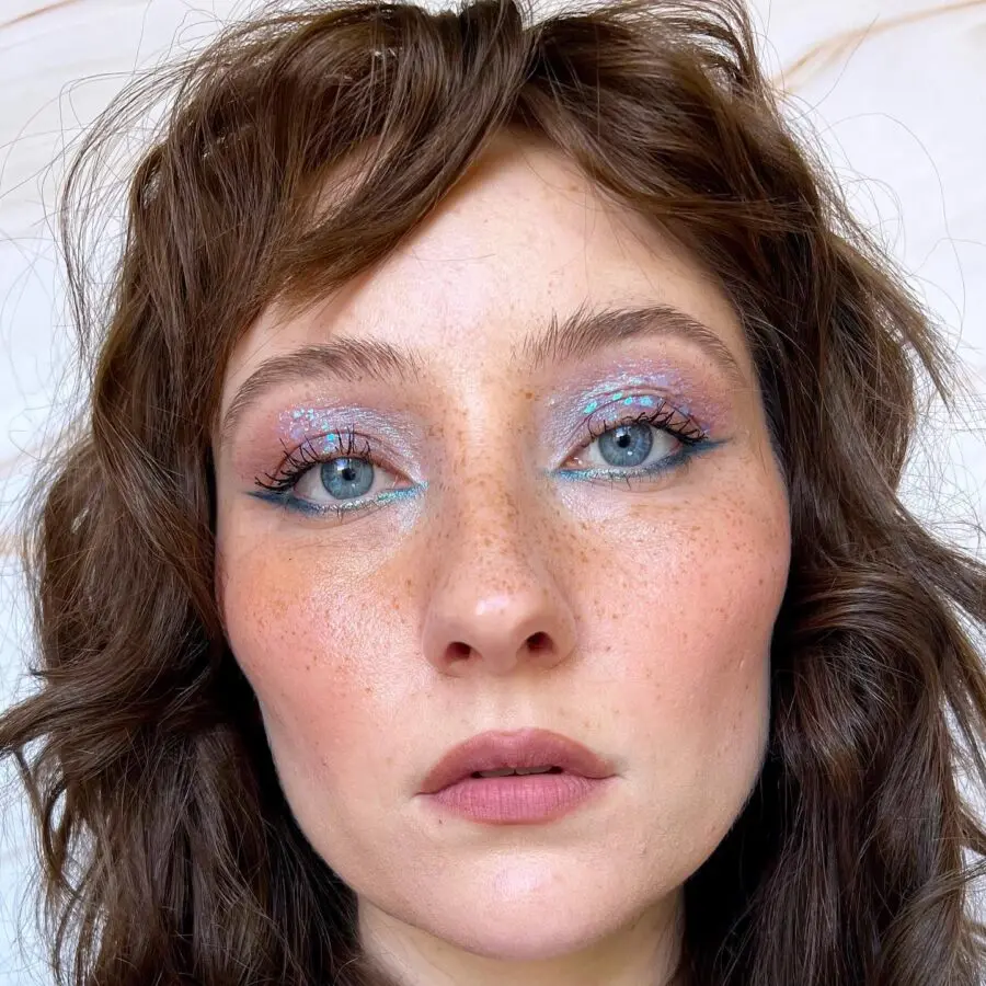 Stunning halo effect with shimmering blue tones