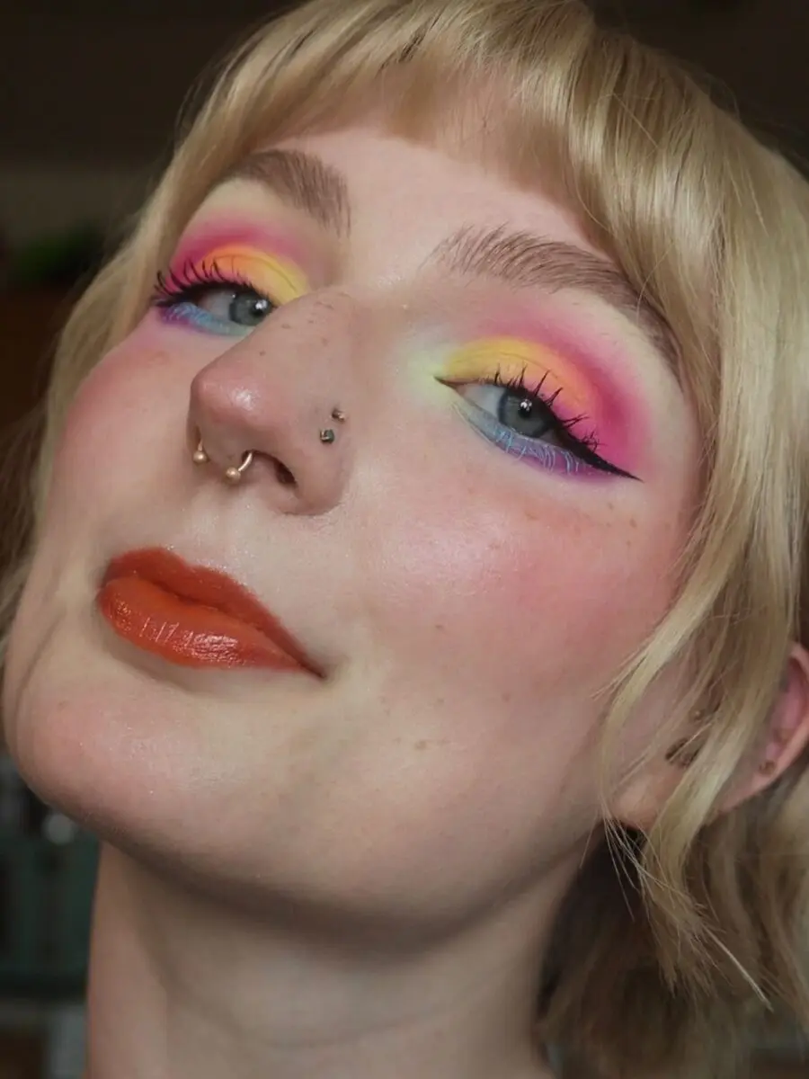 Vibrant halo eye makeup with pastel blend