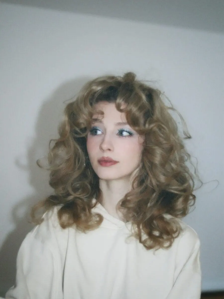 Stunning halo eye makeup with soft curls