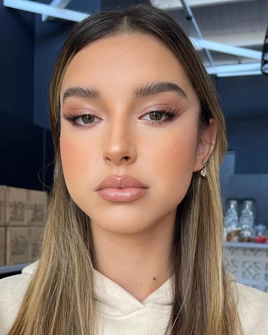 Effortlessly radiant makeup for round face shapes