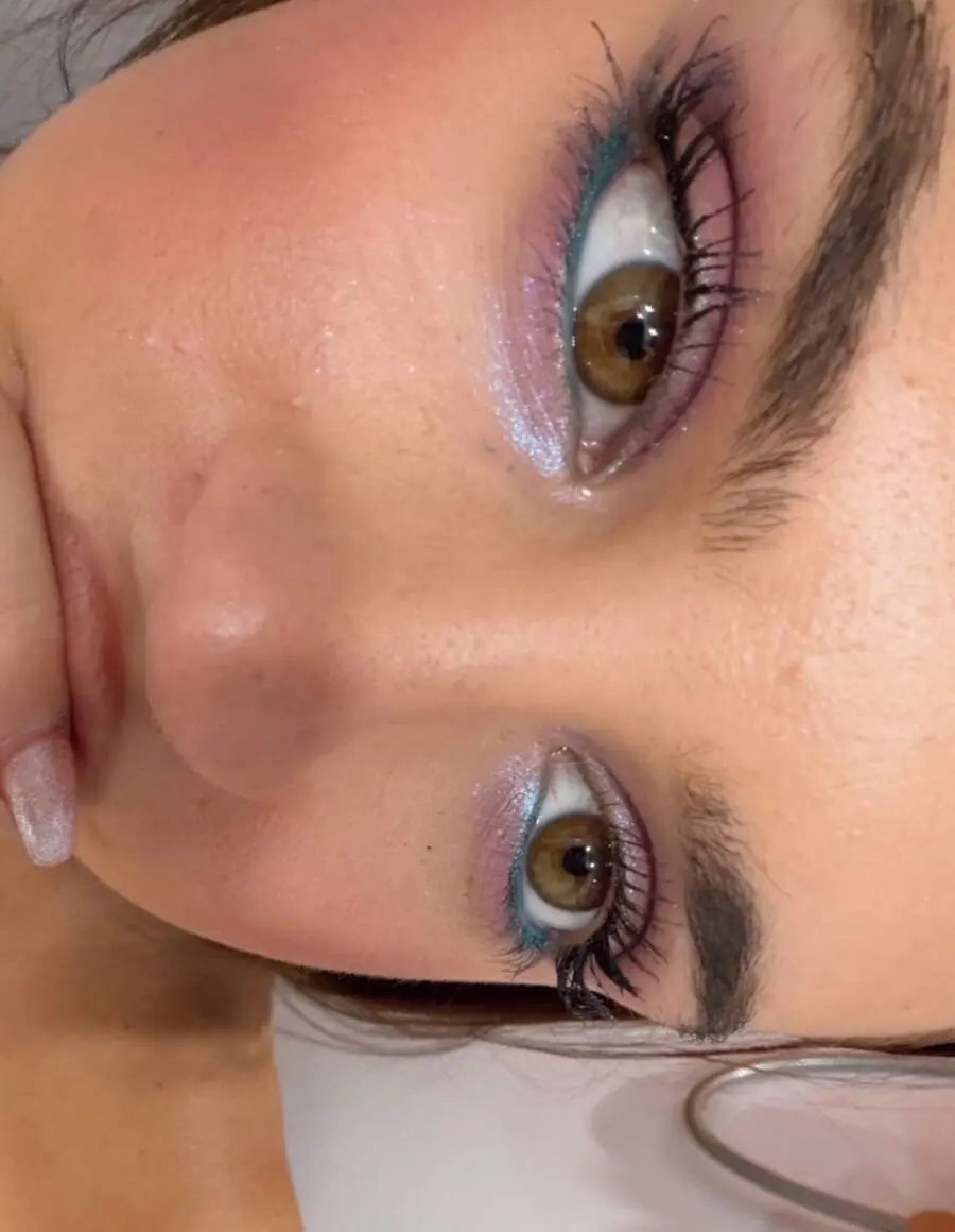 Captivating small eye makeup in pastel hues