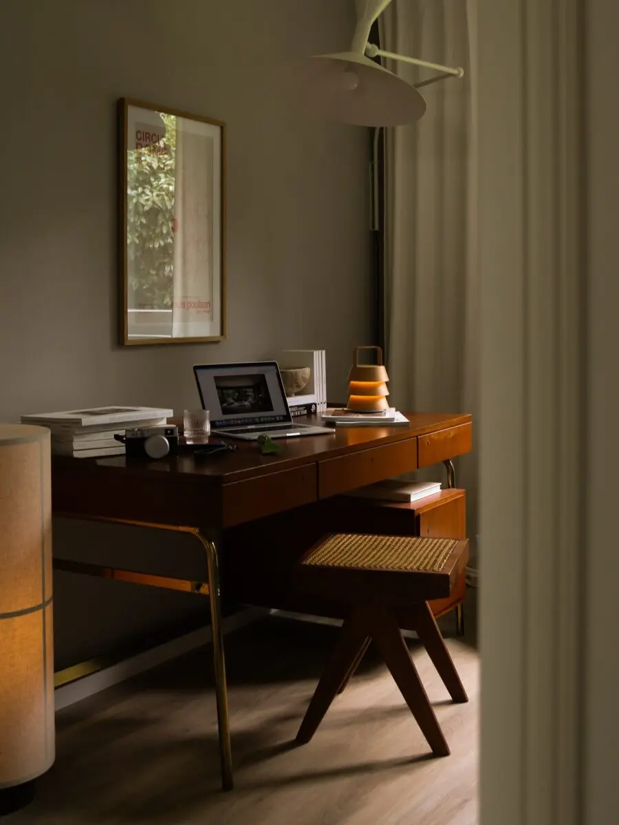 Stylish Mid-Century Vibes in Home Office