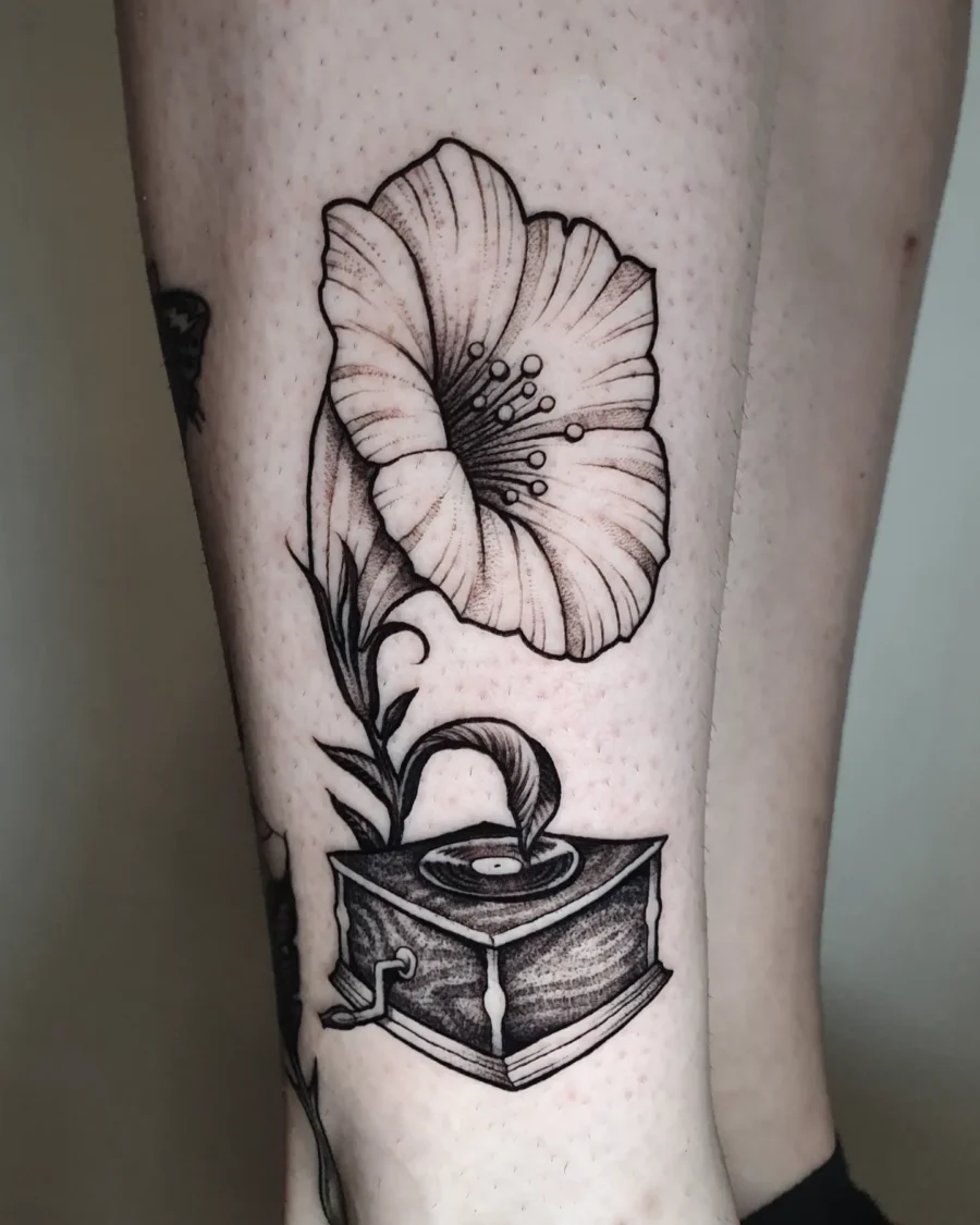 Vintage turntable with a beautiful petunia design
