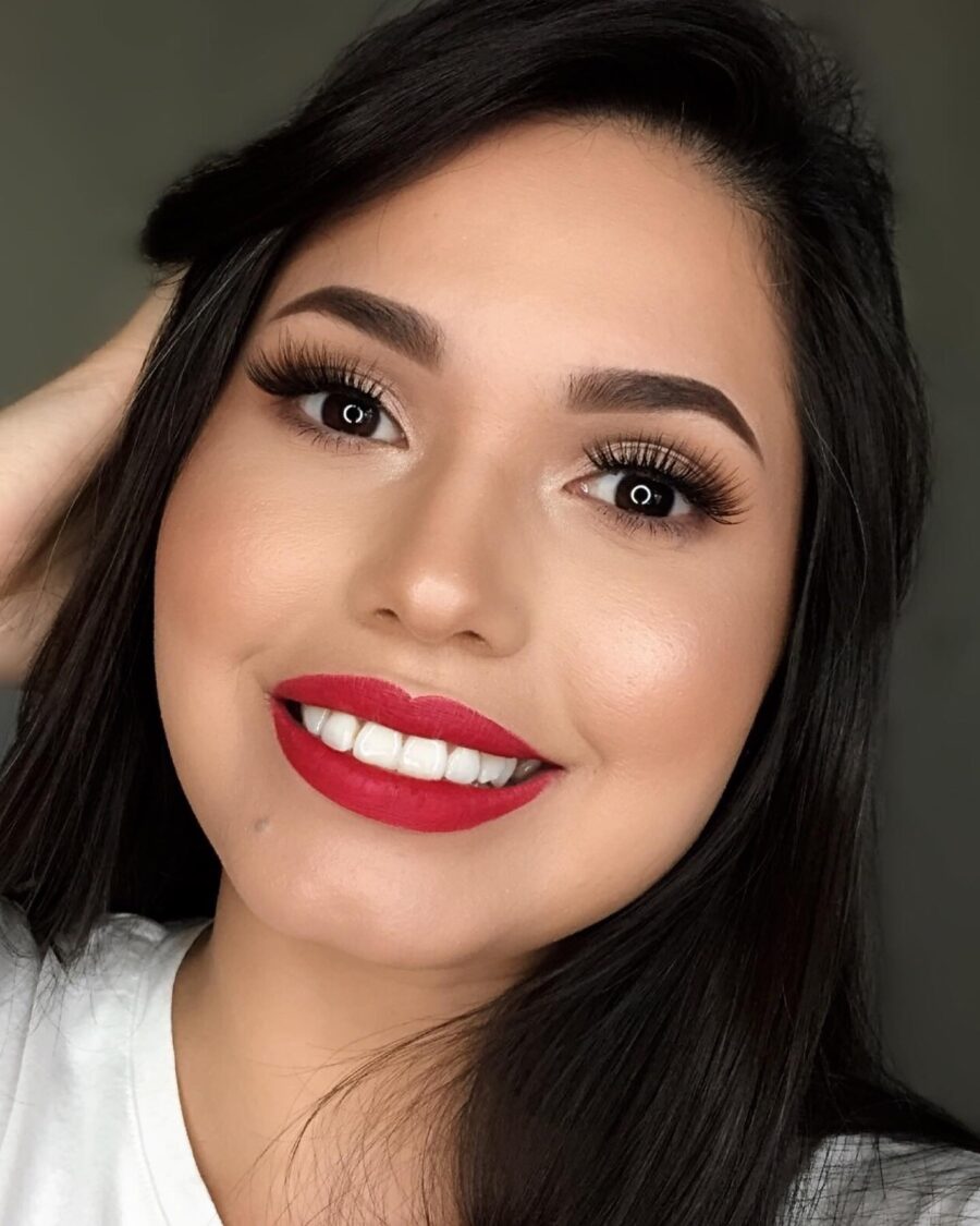 Glamorous makeup look for round faces