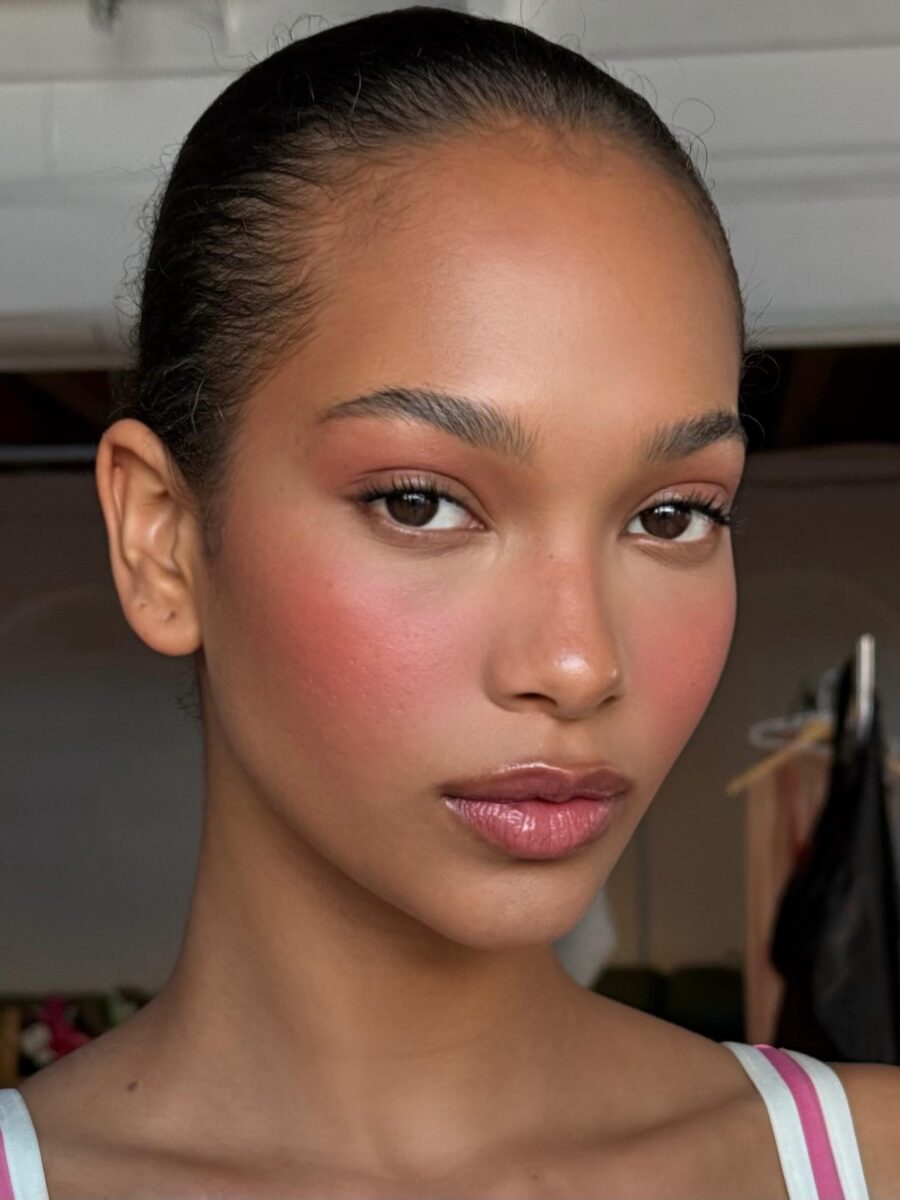 Glowing makeup look for round faces