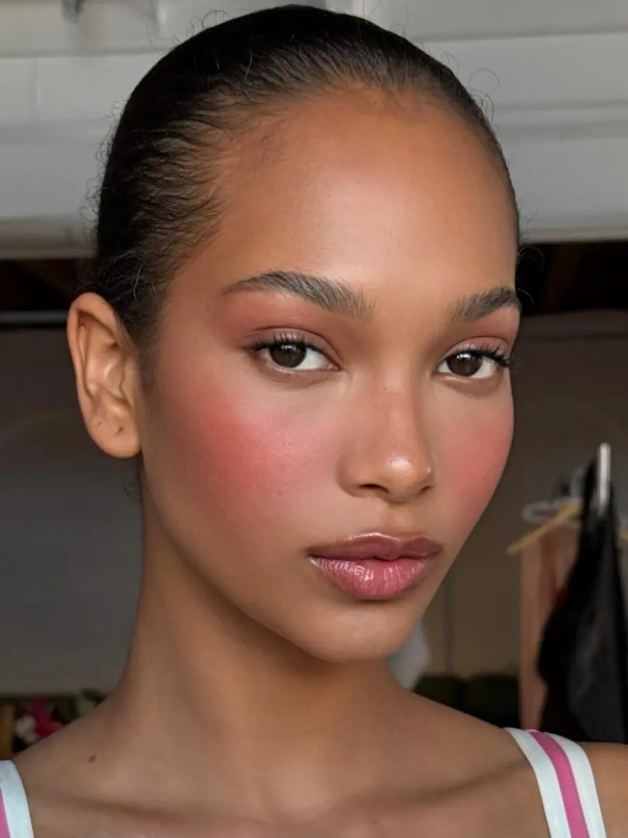 Glowing makeup look for round faces