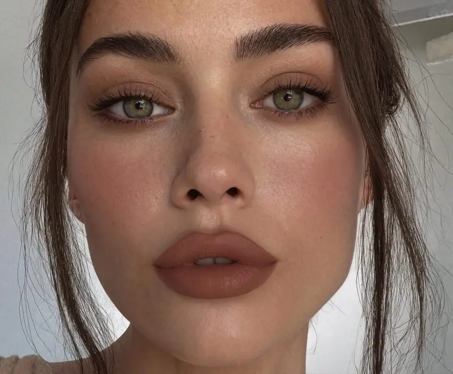 Effortlessly Chic Makeup for Round Faces