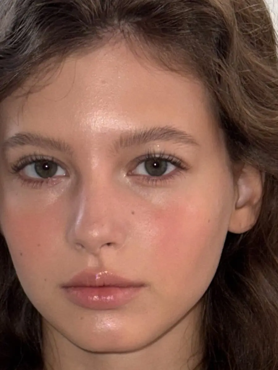 Effortlessly radiant makeup for round faces.