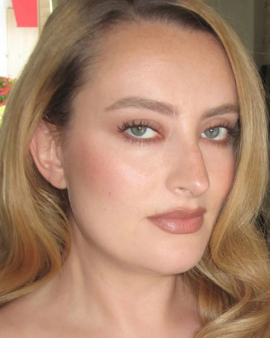 Stylish natural glam makeup for round faces.