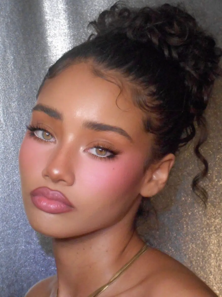 Stunning round face makeup for radiant looks