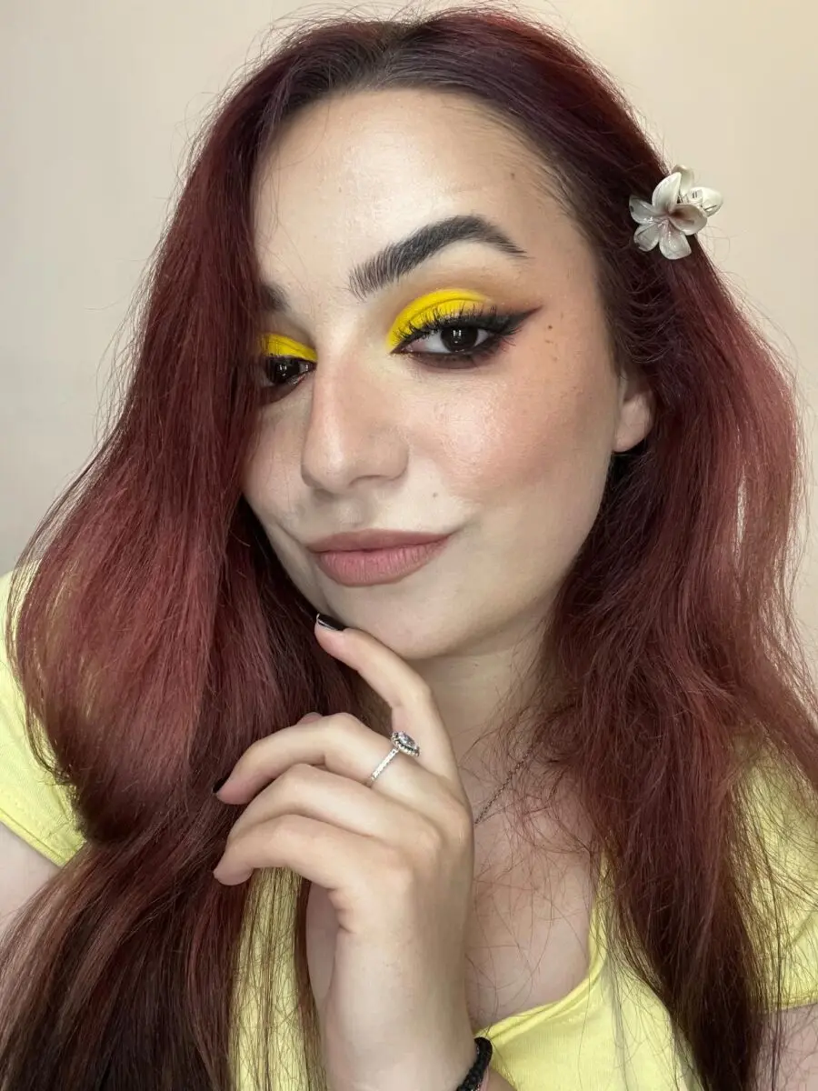 Vibrant yellow eyeshadow for round faces