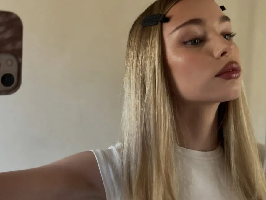 Effortlessly chic glowing makeup look
