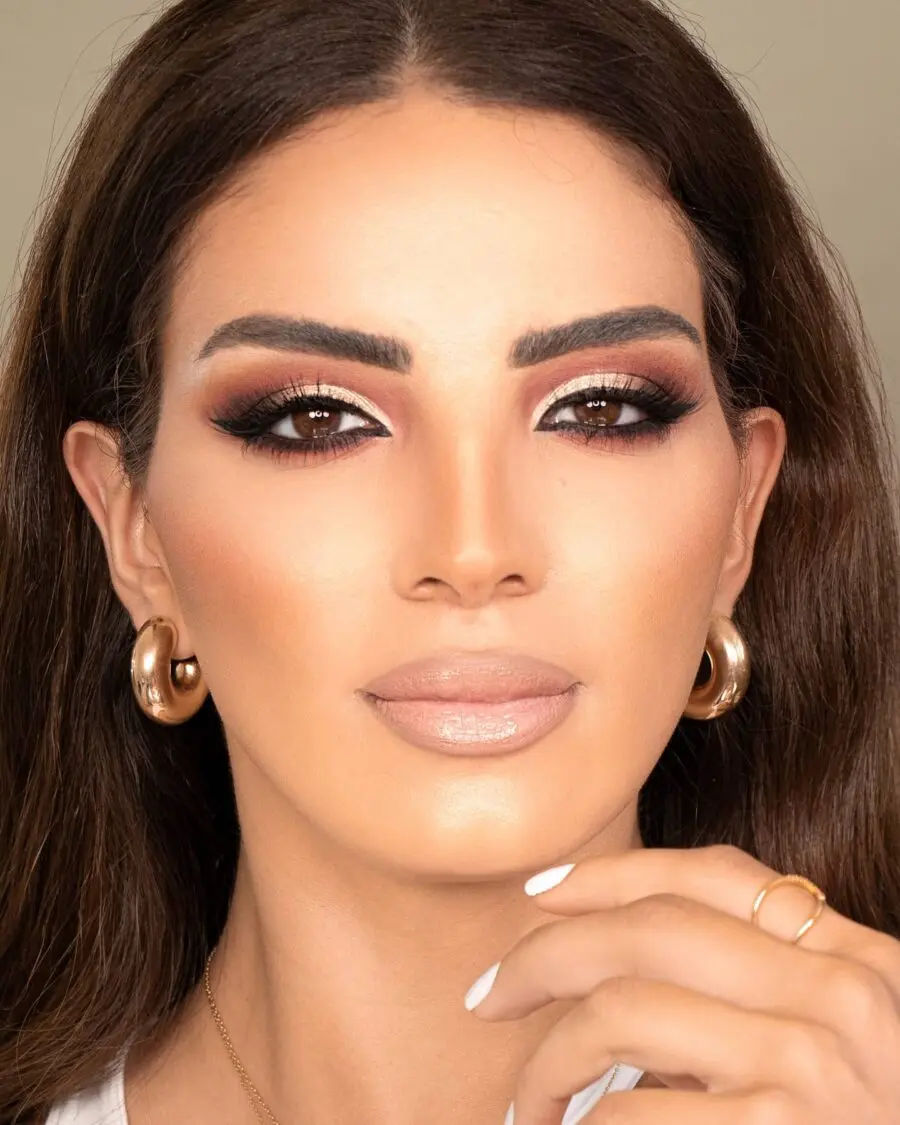 Enhance Small Eyes with Glamorous Makeup Techniques