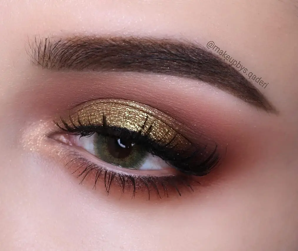 Glamorous golden look for small eyes