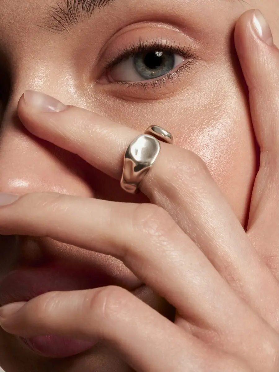 Enhancing Small Eyes with Subtle Makeup Techniques