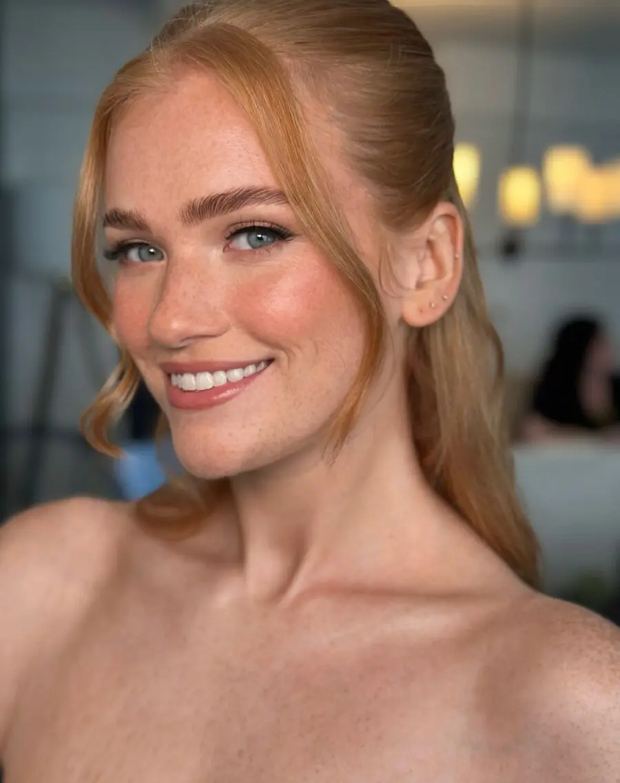 Effortlessly chic small eyes makeup look.