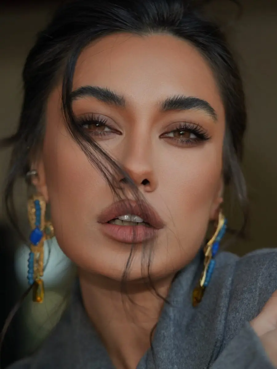 Enhance small eyes with elegant makeup techniques