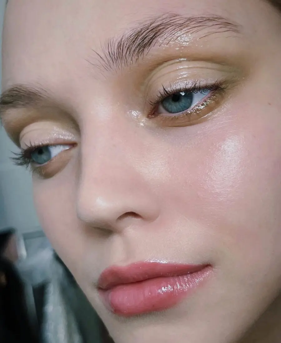 Glossy finish enhances small eye beauty