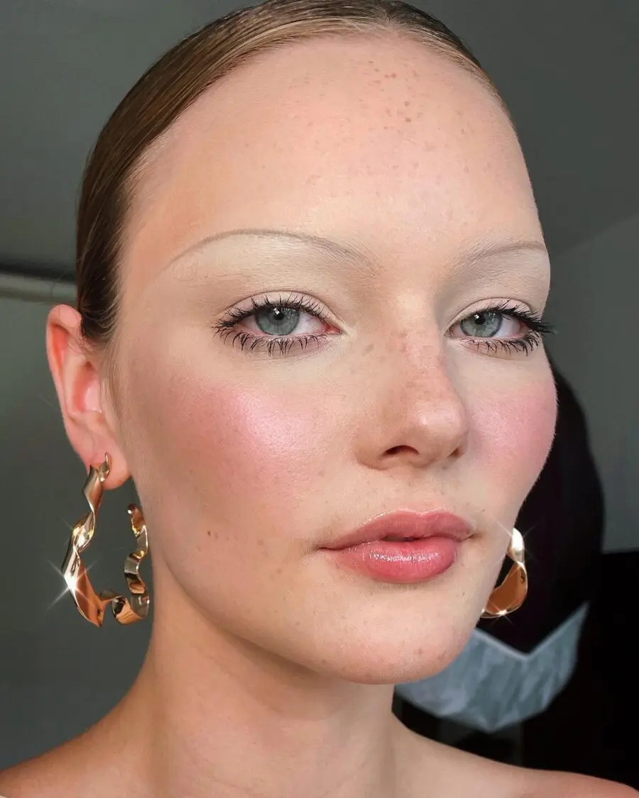 Fabulous small eyes makeup with a natural glow