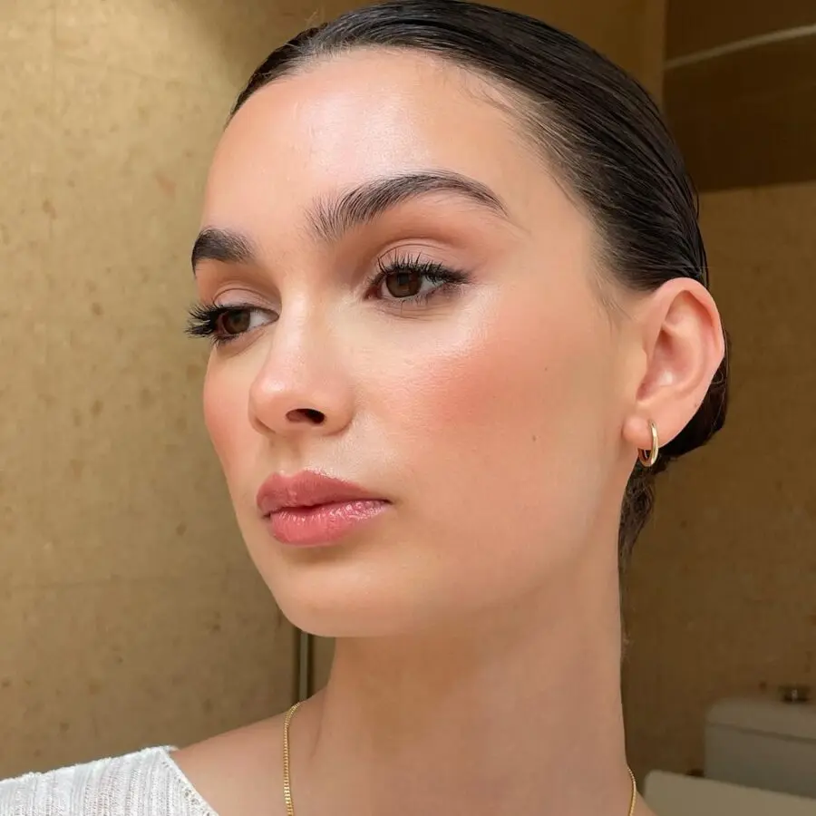 Effortless beauty for small eyes showcased here.