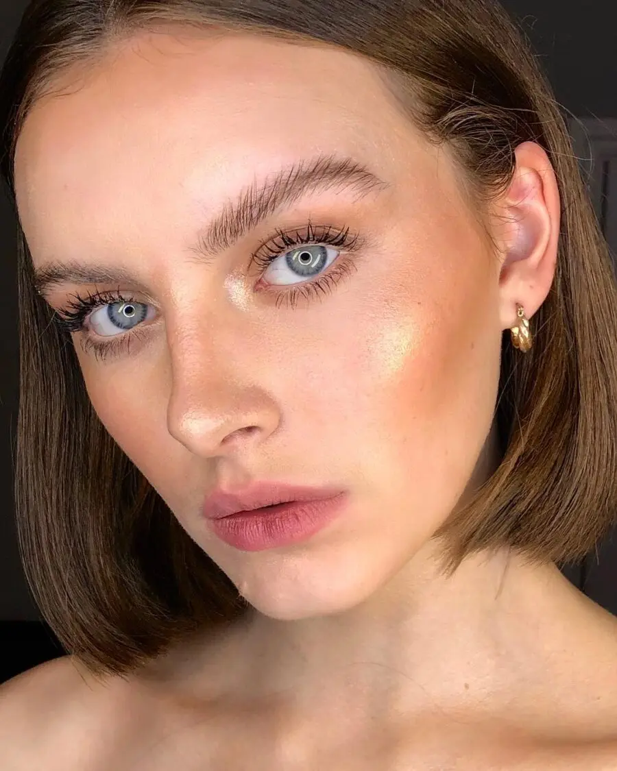 Effortless makeup for enhancing small eyes