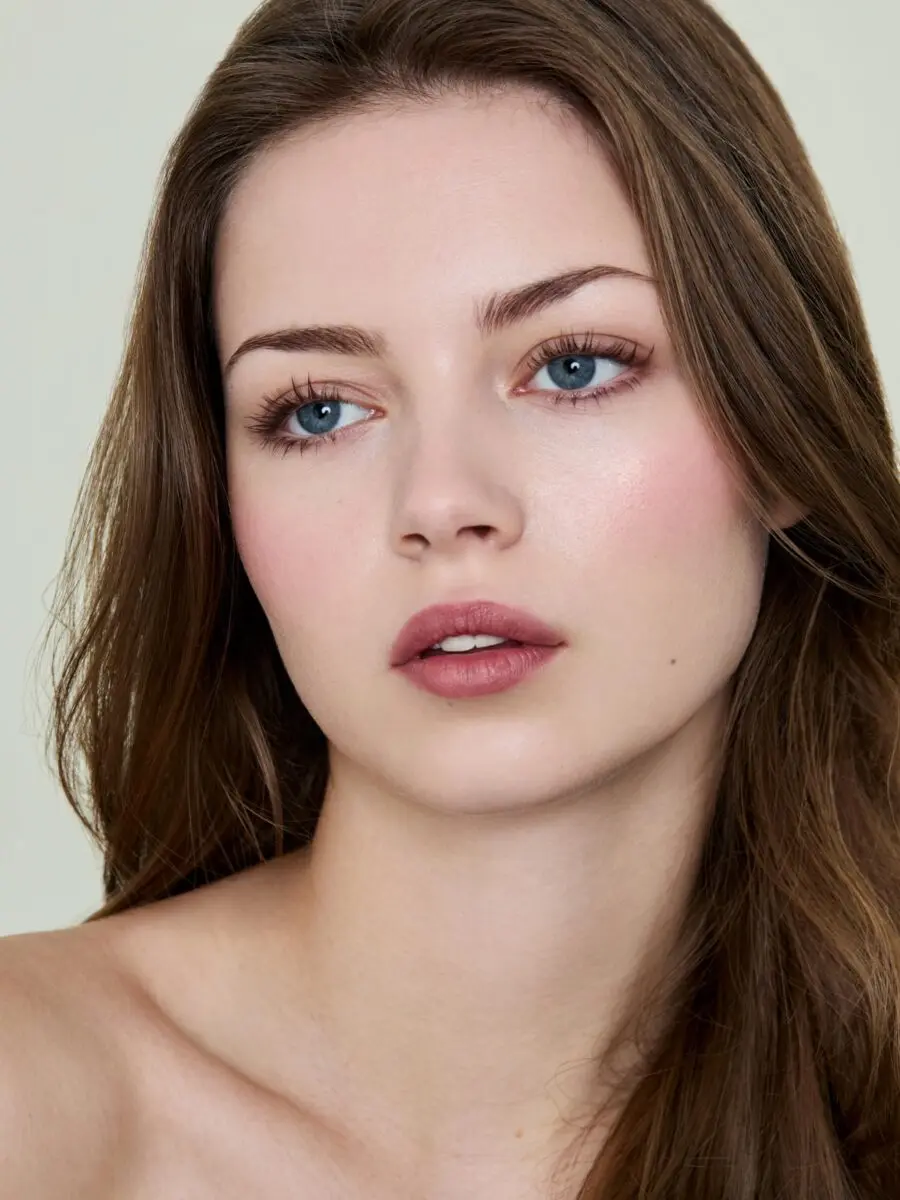 Effortless elegance for small eyes makeup.