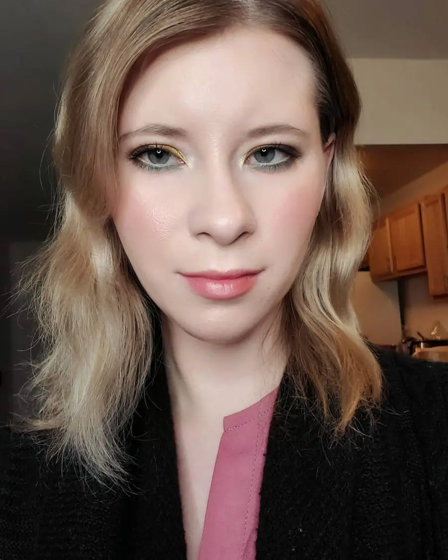 Stunning small eyes makeup with highlighted lids