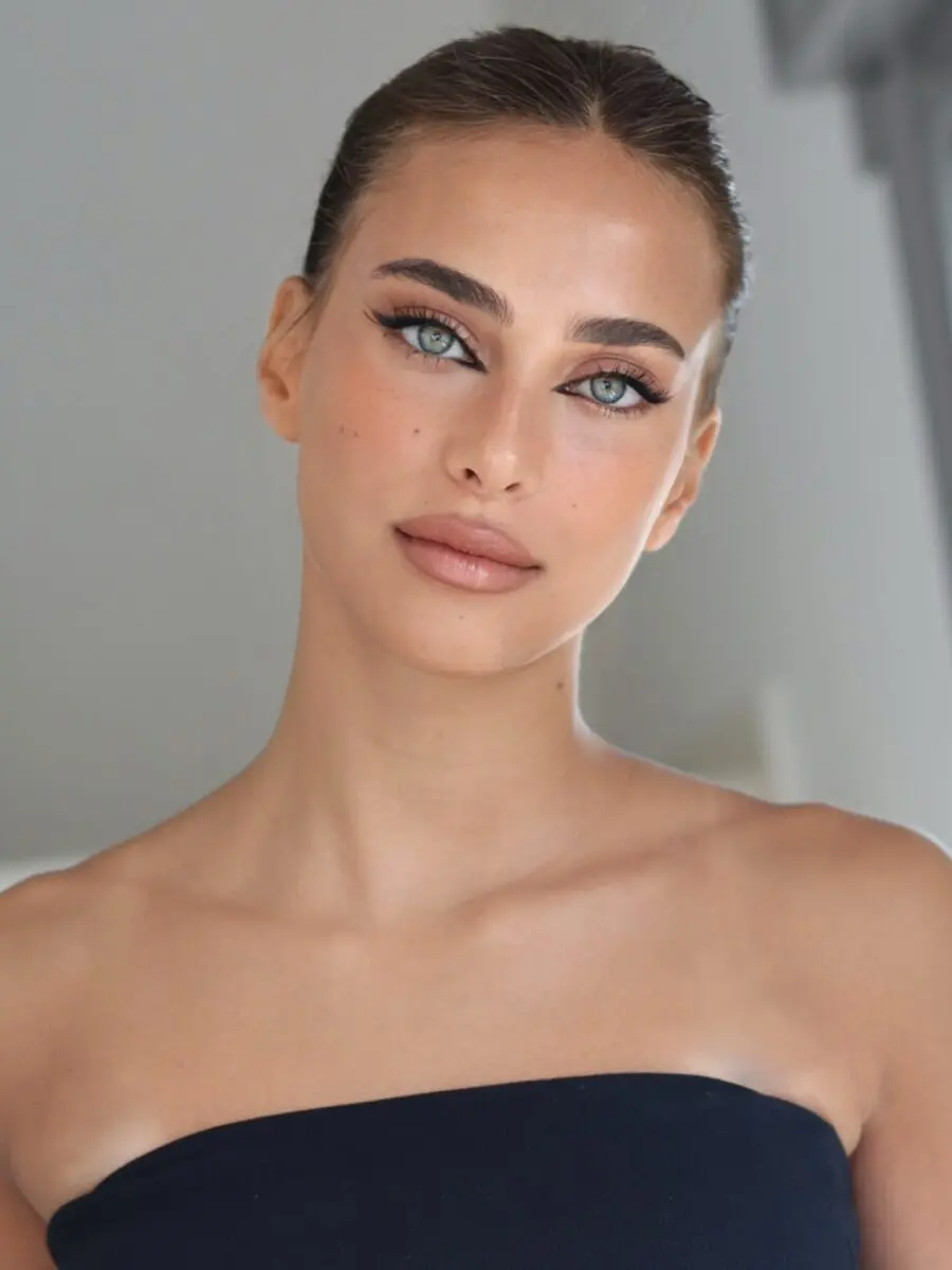 Enhancing small eyes with chic makeup techniques
