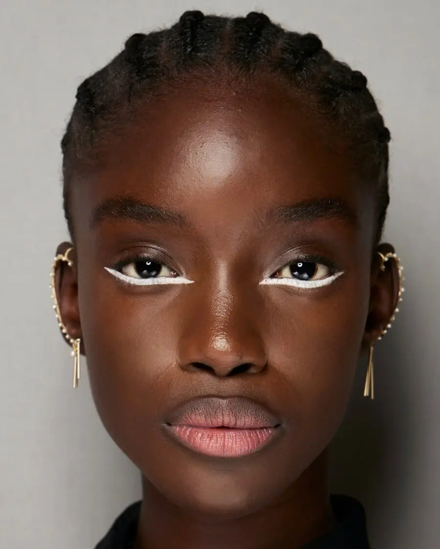 Chic small eyes makeup with bold contrasts