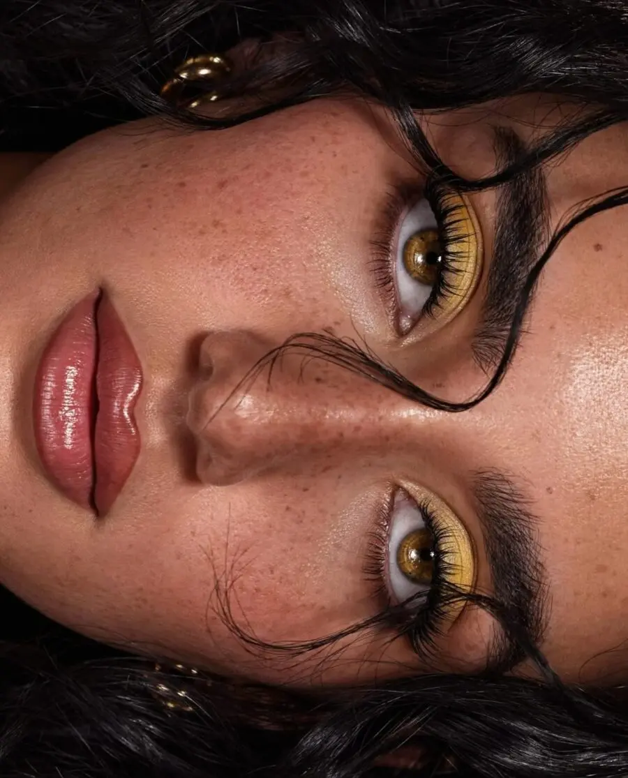 Bright eyeshadow for a fresh summer look