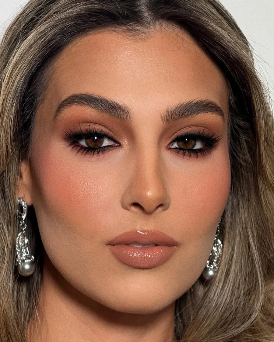 Glamorous Makeup for Small Eyes Effect