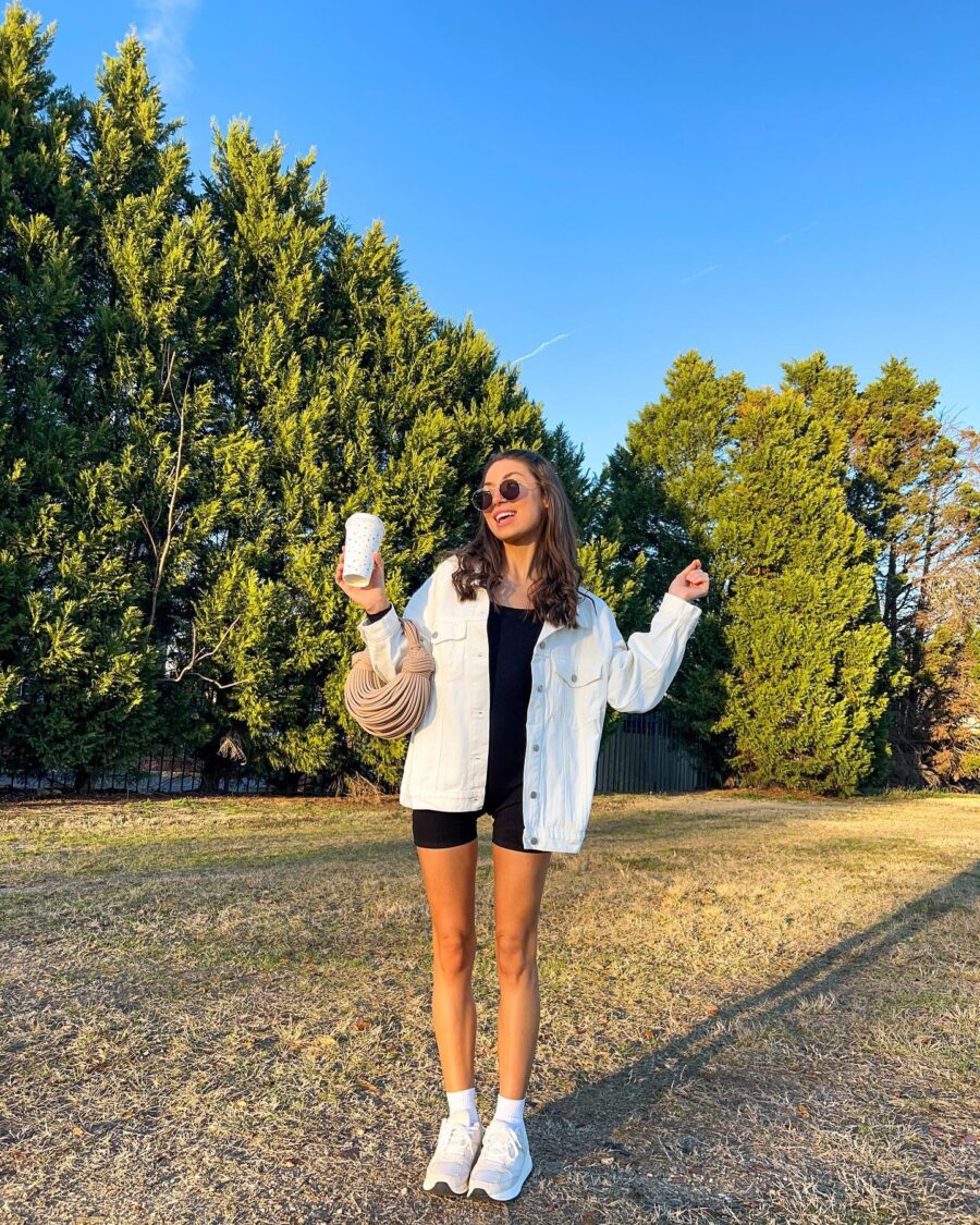 Chic casual look with white sneakers and denim