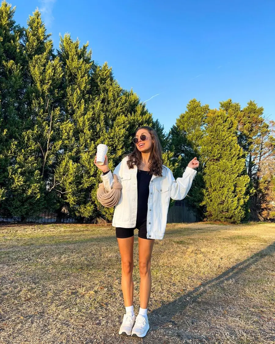 Chic casual look with white sneakers and denim