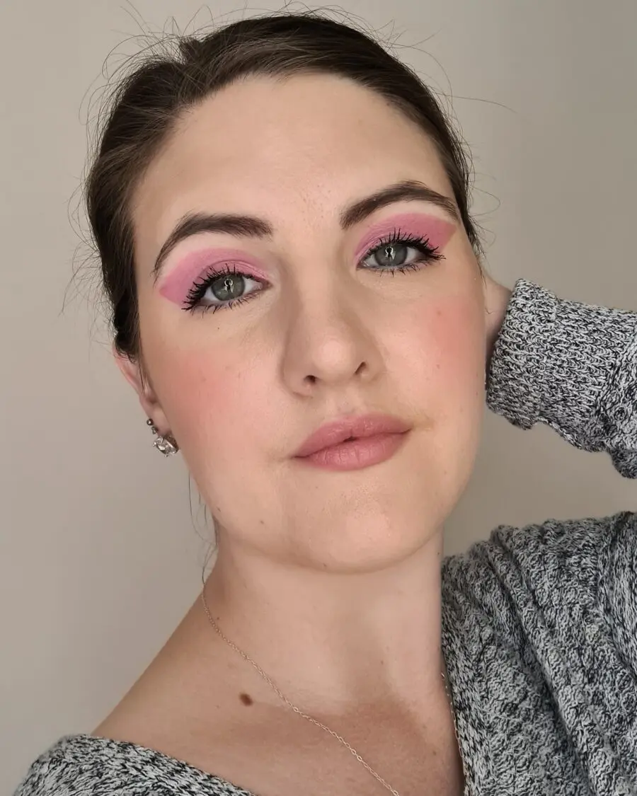 Radiant pink eyes for charming small eyes