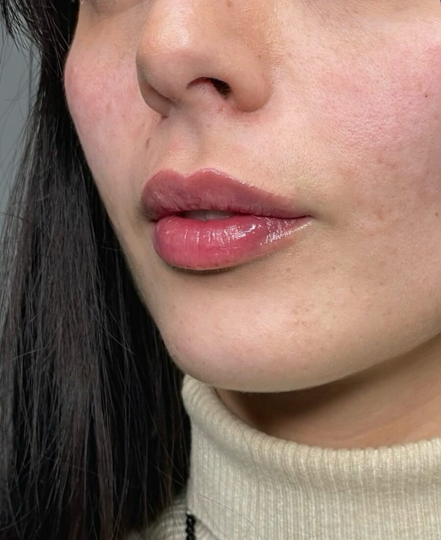 Enhancing thin lips with glossy lipstick technique