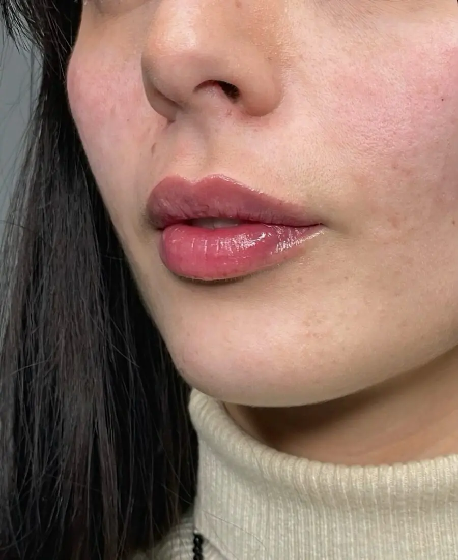 Enhancing thin lips with glossy lipstick technique