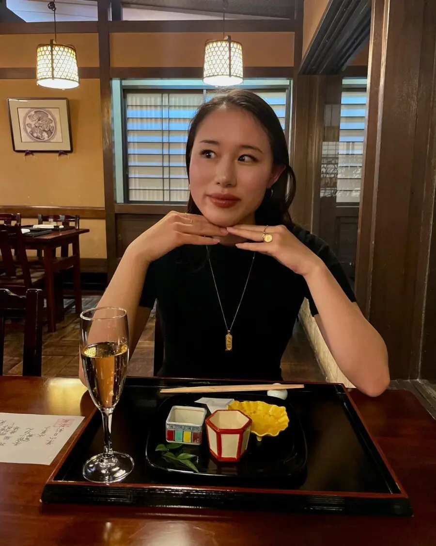 Elegant dining look with trendy lip makeup