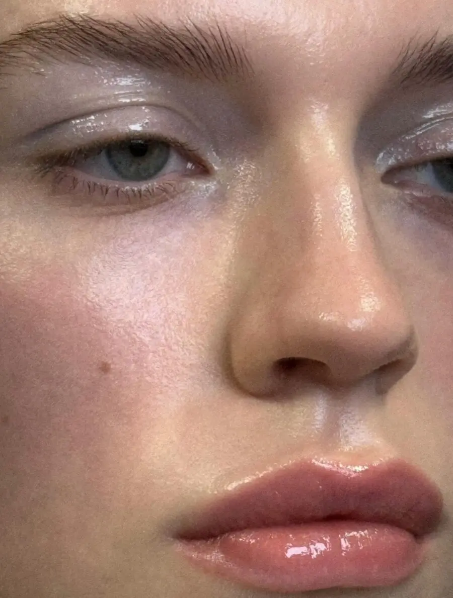 Enhancing thin lips with a glossy finish