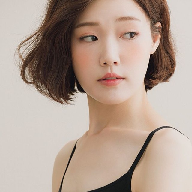 Effortlessly chic thin lips makeup style