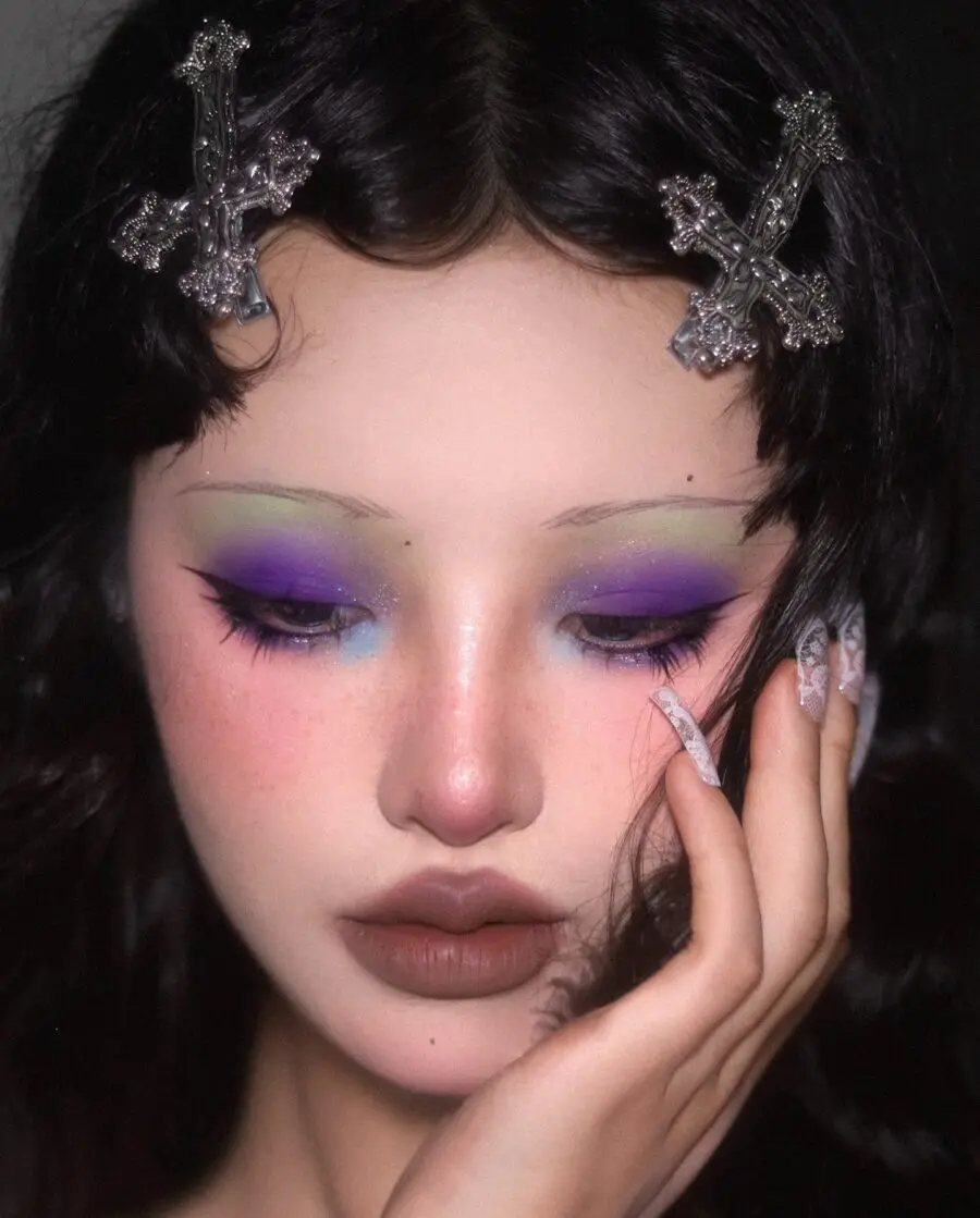 Vivid halo eye with pastel undertones